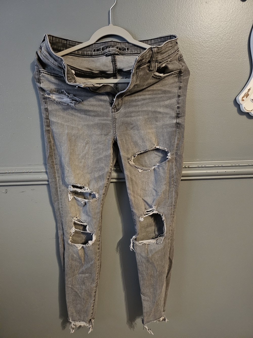 American Eagle Outfitters Gray Distressed Skinny Jeans (12 short)